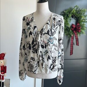 White House black market size 8 Floral polyester Top - Black and White